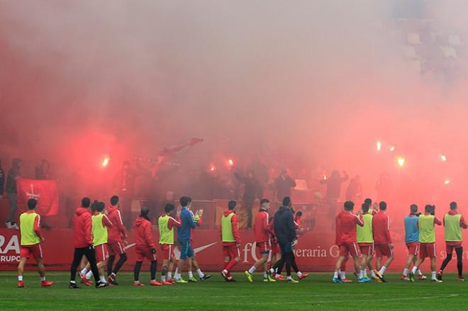 Varios Ultra Boys, en un entrenamiento del Sporting (Foto: Luis Manso).