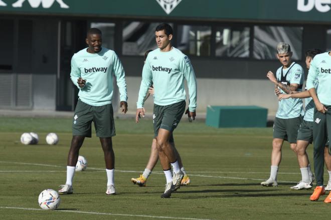 Carvalho y Mandi, en un entrenamiento del Betis.