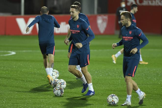 De Jong vuelve a entrenarse con el Sevilla FC. (Foto: Kiko Hurtado).