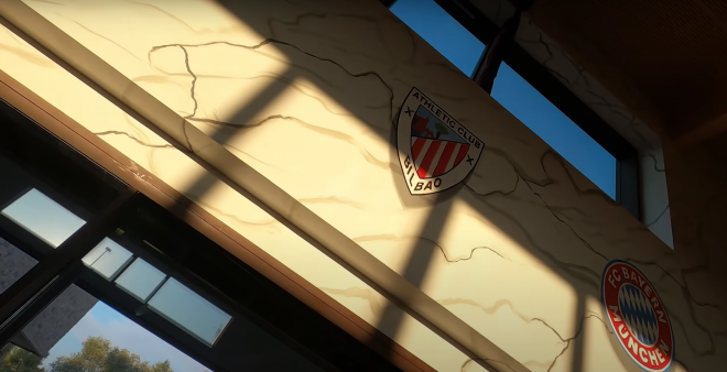 Javi Martínez muestra los escudos en su casa de todos sus equipos: incluido el del Athletic Club.
