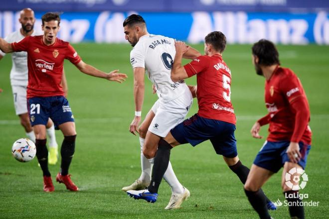 Rafa Miro defiende la pelota ante David García (Foto: LaLiga).
