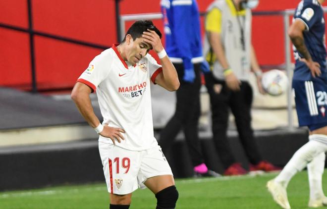 Acuña se aqueja de una de sus lesiones con el Sevilla (Foto: Kiko Hurtado).