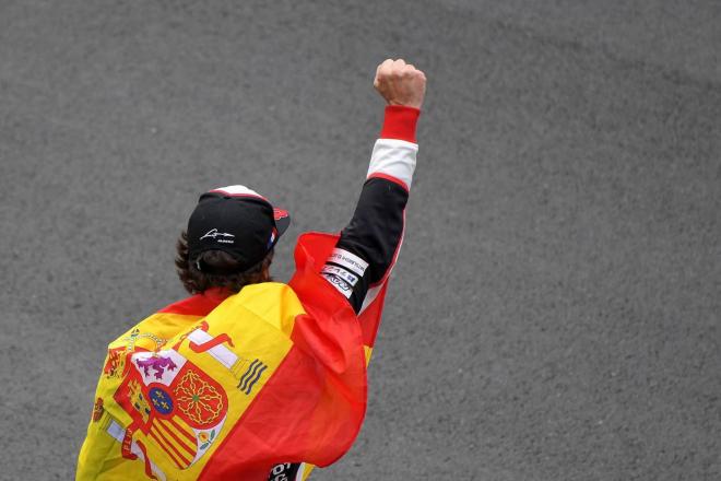 Fernando Alonso celebra una victoria con la bandera de España (Foto: F. Alonso)