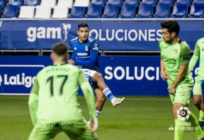 Disparo de Nahuel en el gol del Real Oviedo (Foto: LaLiga).