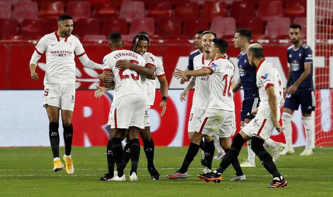 En-Nesyri, a la izquierda, celebra uno de los goles del Sevilla (Foto: Kiko Hurtado).