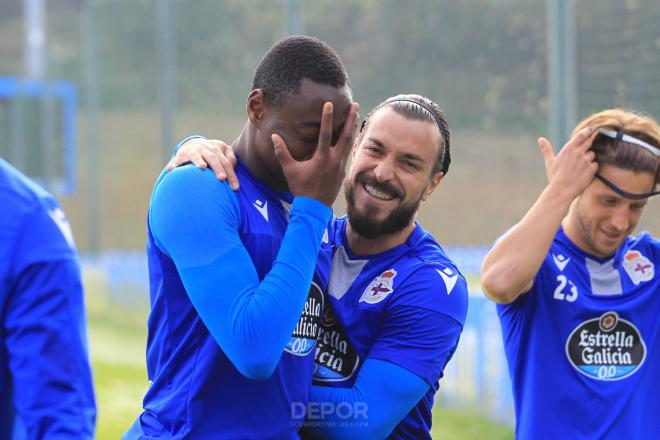 Héctor, Mujaid y Keko bromean en un entrenamiento (Foto: RCD).