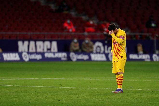Leo Messi lamenta el gol de Carrasco durante el Atlético-Barcelona (FOTO: EFE).