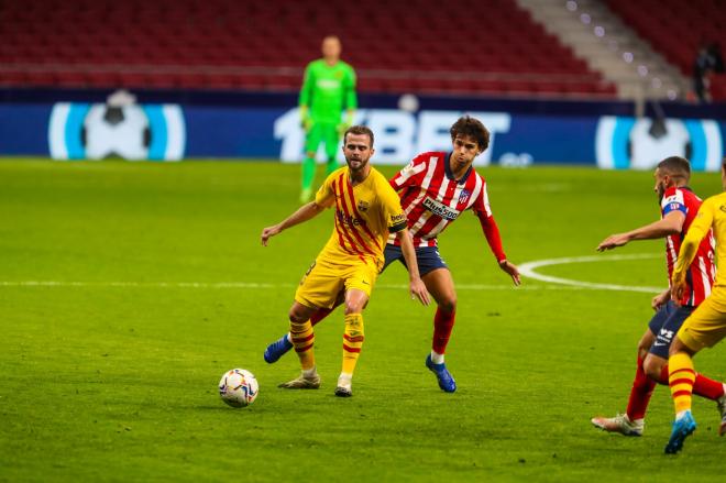 Pjanic protege el balón ante Joao Félix en el Atlético-Barcelona (Foto: FCB).
