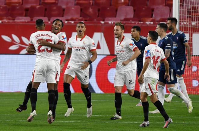 Los jugadores del Sevilla celebran el gol de Koundé (Foto: Kiko Hurtado).