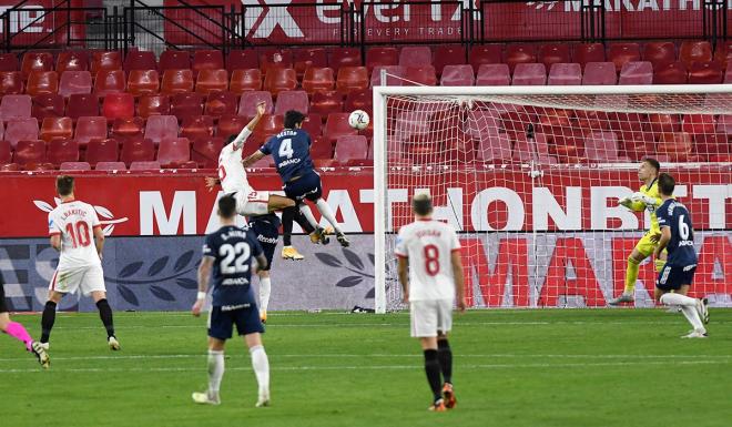En-Nesyri cabecea para marcar el 2-2 en el Sevilla-Celta de este sábado (Foto: Kiko Hurtado).