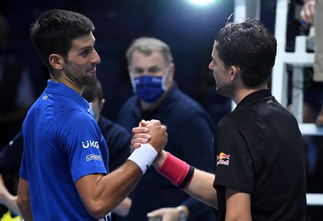 Thiem y Djokovic se saludan al terminar el partido.