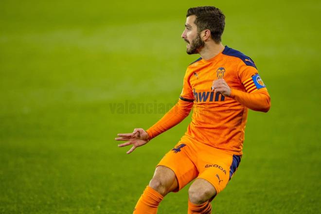 Gayà se marchó del partido lesionado y Vallejo le mandó ánimos (Foto: Valencia CF).
