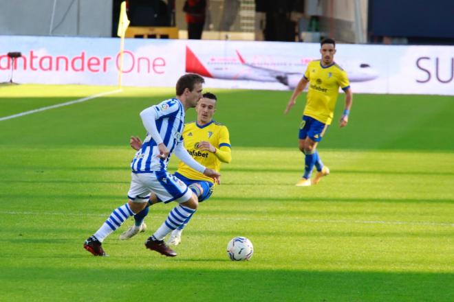 Salvi presiona a Monreal en el Cádiz-Real Sociedad (Foto: Cristo García)