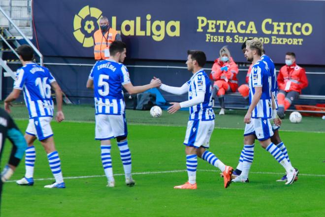 Los jugadores de la Real Sociedad celebran el gol de Isak en Cádiz (Foto: Cristo García)