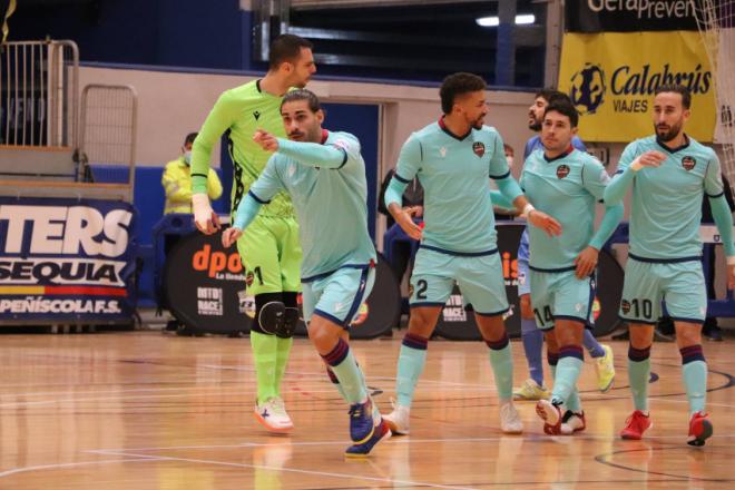 El Levante recupera el liderato en Peñíscola (3-3)