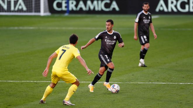 Gerard Moreno presiona a Hazard durante el Villarreal-Real Madrid (Foto: RMCF).