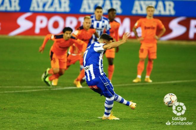 Gol de Lucas Pérez de penalti en el Alavés-Valencia (Foto: LaLiga).