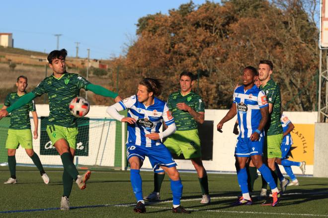 Lance del partido entre el Guijuelo y el Deportivo (Foto: RCD).