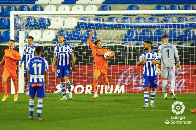 Manu Vallejo, tras su gol en el Alavés-Valencia (Foto: LaLiga).