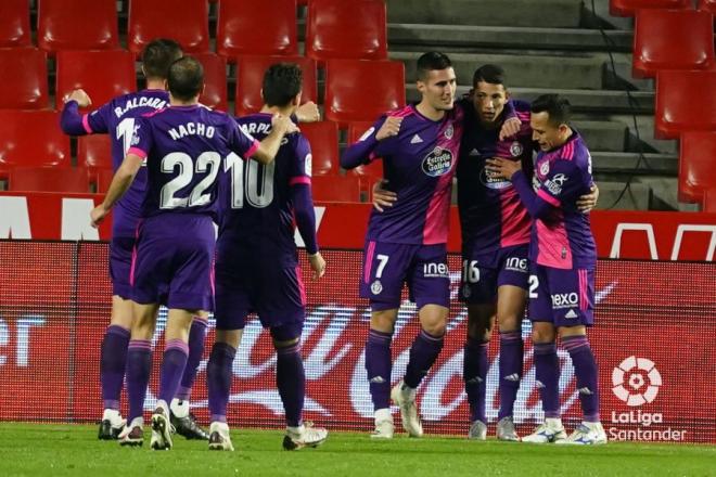 Marcos André celebra con sus compañeros el gol ante el Granada (Foto: LaLiga).