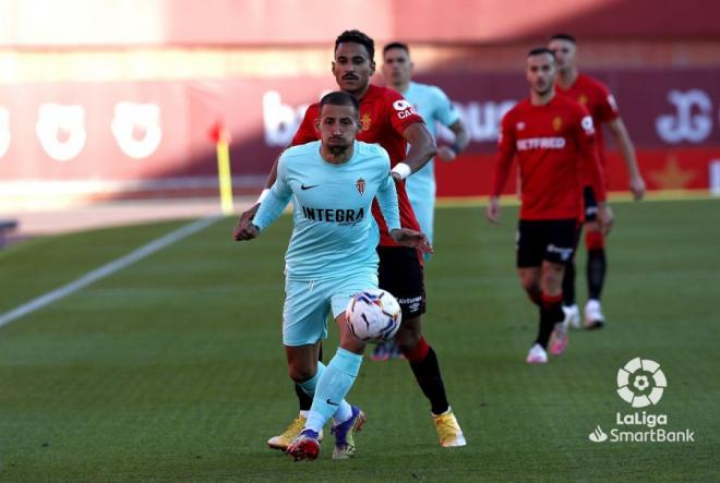 Mboula presiona a Aitor durante el Mallorca-Sporting (Foto: LaLiga).