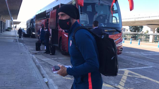 Monchi, en la salida del Sevilla para un partido de la Champions League (Foto: Kiko Hurtado).