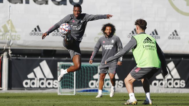 Vinicius controla un balón en el entrenamiento del Real Madrid (Foto: RMCF).
