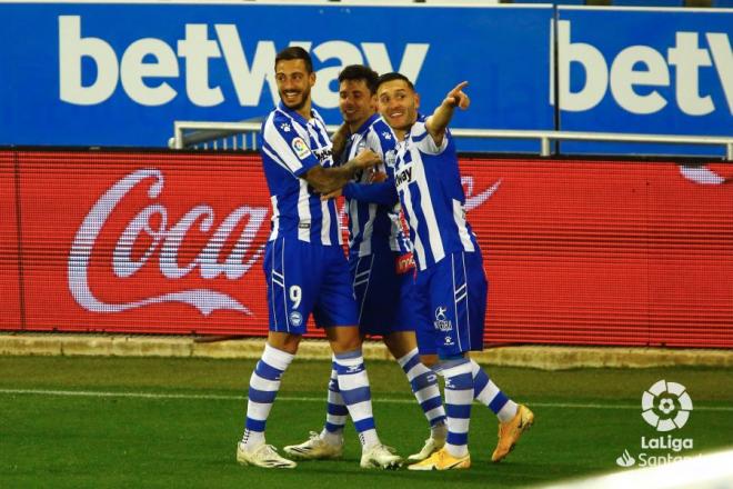 Ximo Navarro celebra con Lucas Pérez y Joselu su gol para el 1-0 en el Alavés-Valencia (Foto: LaLiga).