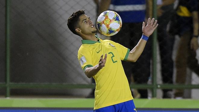Yan Couto, jugando con Brasil.