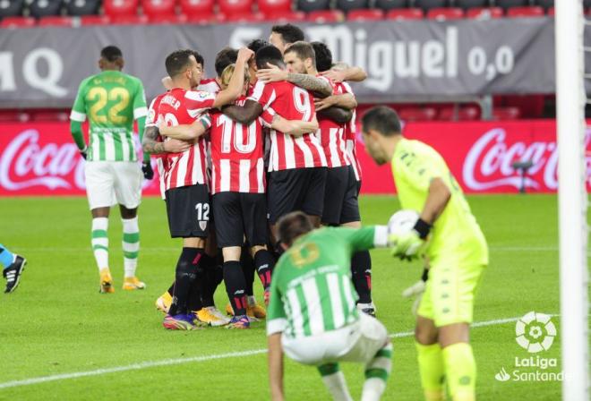 Los jugadores del Athletic celebran el gol en propia del Betis (Foto: LaLiga).