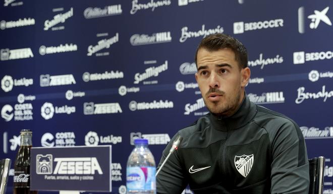 Manolo Sánchez, atendiendo a los medios (Foto: Málaga CF).