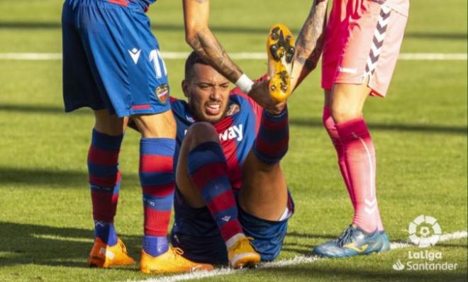 Rubén Vezo sufre molestias en el partido contra el Elche CF en el Ciutat de València. (Foto: LaLiga)