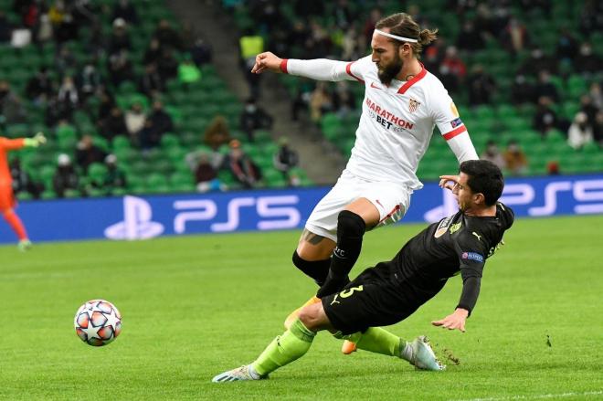 Gudelj en una acción del partido entre el Krasnodar y el Sevilla.