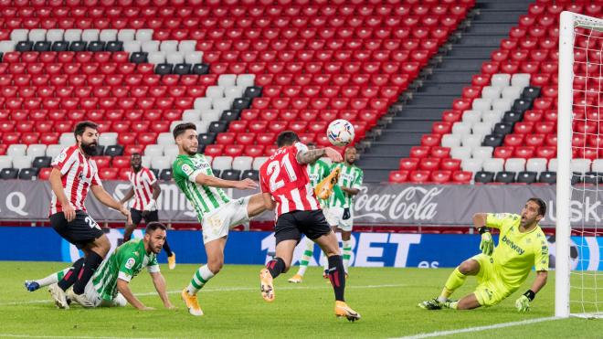 Ander Capa cabecea para marcarle un gol al Real Betis en San Mamés (Foto: Athletic Club).