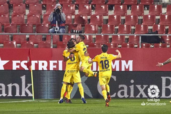 Varios jugadores se abrazan con Escassi tras el gol en Girona (Foto: LaLiga).