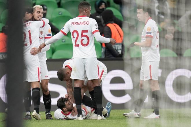 Los jugadores del Sevilla celebran el gol de Munir en el descuento (Foto: SFC).