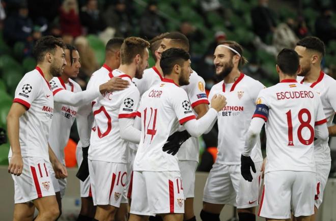 Rakitic celebra con sus compañeros su gol en el partido ante el Krasnodar.