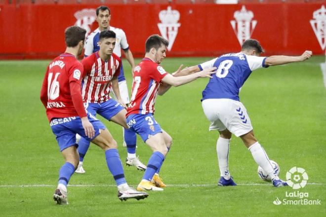 Guille Rosas y Manu García presionan durante el partido del Sporting ante el Sabadell (Foto: LaLig