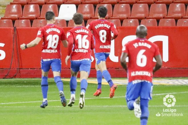 El Sporting celebra el gol de Aitor García al Sabadell (Foto: LaLiga).
