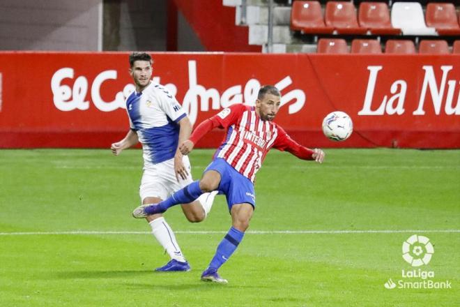 Aitor García golpea un balón durante el partido del Sporting ante el Sabadell (Foto: LaLiga).