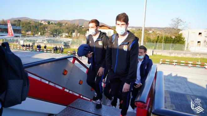 Aritz Elustondo sube al avión que transportó al equipo a Holanda la semana pasada (Foto: Real Sociedad).