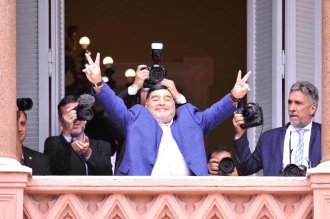 Diego Armando Maradona posa en el balcón de la Casa Rosada.