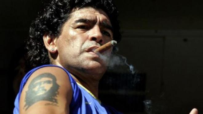 Diego Armando Maradona, fumándose un puro.