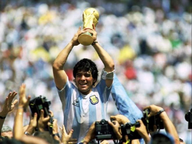 Diego Armando Maradona levanta la copa del Mundial 86.