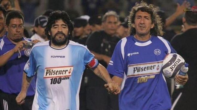 Maradona y Mágico, en un partido benéfico.