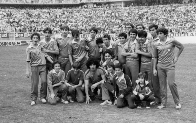 Maradona, agachado en el centro, con los recogepelotas del Málaga (Foto: Nacho Domínguez Baena).