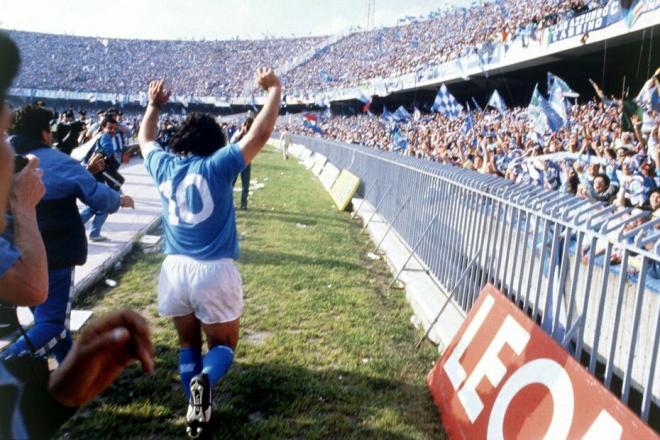 Maradona, en un partido con el Nápoles como local.