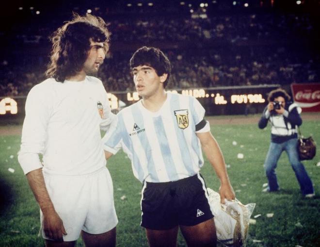 Maradona y Kempes durante un partido amistoso que enfrentó al Valencia CF y Argentina.