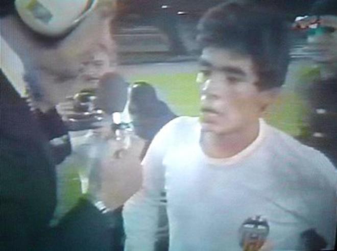 Maradona vestido con la camiseta del Valencia CF.