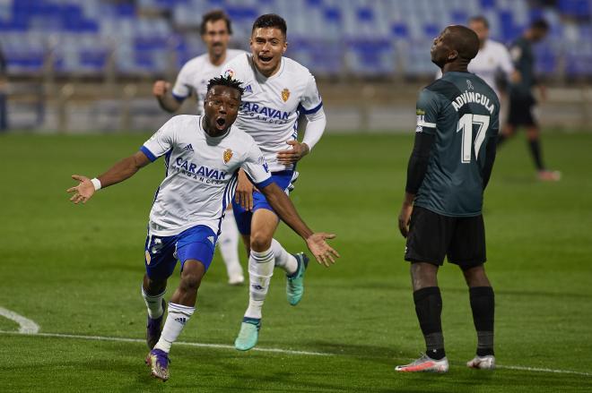 Igbekeme celebra su gol en el Real Zaragoza-Rayo (Foto: Daniel Marzo).